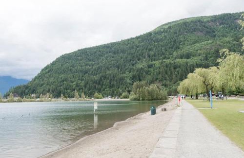 Harrison Hot Springs Apartment | Relaxing Retreat at Harrison On The Lake, Steps to Beach