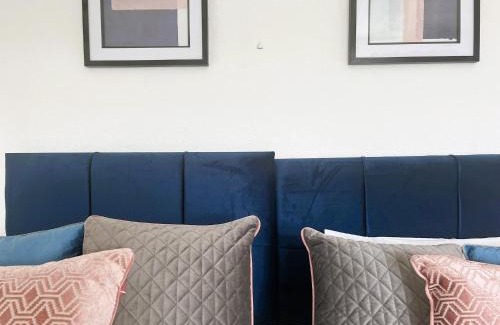 Grantham House | Pet-Friendly Retreat at Harrowby Home for Families
