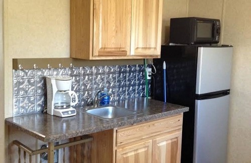 Roy Cabin | Cozy Retreat: Harry's House with Breakfast & Pet-Friendly Stay