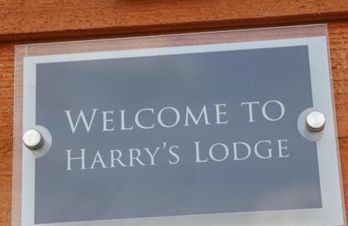 Ashover House | Discover Family-Friendly Comfort at Harry's Lodge