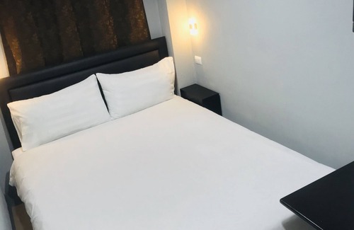 Bangkok Central Business District House | Budget-Friendly Stay at Harry's Residence with Breakfast Included