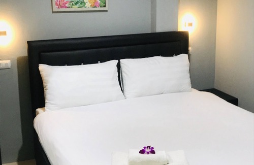 Bangkok Central Business District House | Budget-Friendly Stay at Harry's Residence with Breakfast Included