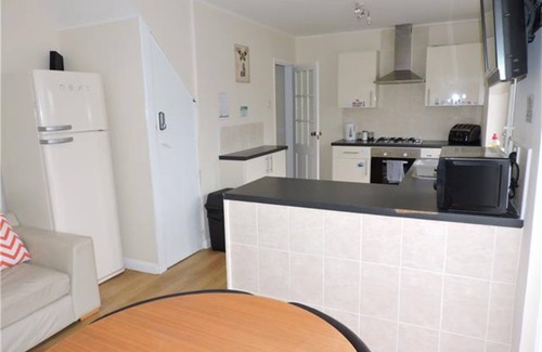 Stoke-on-Trent House | Comfortable Private Double Bedroom in Hartshill