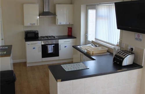 Stoke-on-Trent House | Comfortable Private Double Bedroom in Hartshill