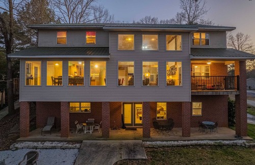 Gumlog House | Family-Friendly Hartwell Lake Home with Spa and Hot Tub
