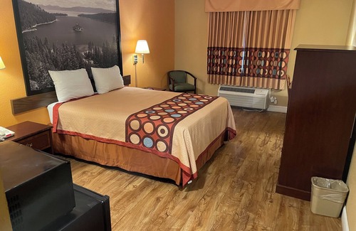 Dixon Hotel | Discover Super 8 by Wyndham Dixon with Pool & Breakfast