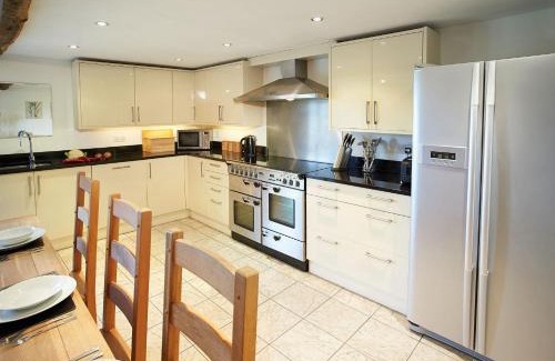 Honiton House | Pet-Friendly Harvest Moon: Guest Rated 10/10 for Comfort