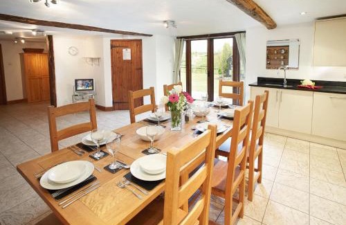 Honiton House | Pet-Friendly Harvest Moon: Guest Rated 10/10 for Comfort