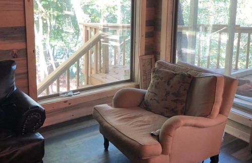 Pangburn Cabin | Discover Harvey’s Hideaway Riverfront Cabin - Pet Friendly!