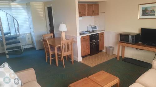 Harwich Port Hotel | Cozy Harwichport Resort Club with Ocean Views & Pool Access