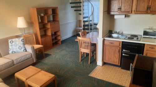 Harwich Port Hotel | Cozy Harwichport Resort Club with Ocean Views & Pool Access