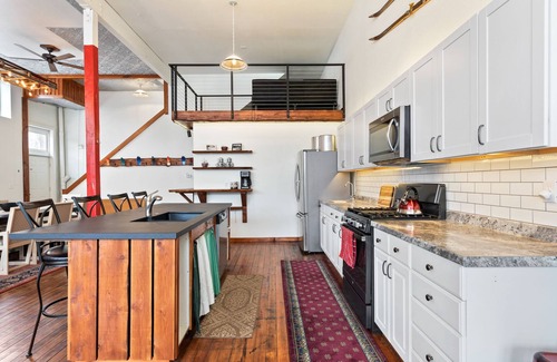 Mullan House | Harwood Mullan: Family-Friendly Escape with Kitchen Amenities