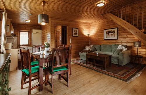 Rotacker Apartment | Cozy Log Cabin for 4-6 with Ocean Views - Naturerlebnisdorf