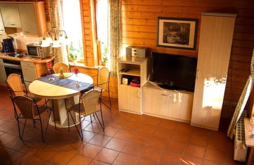 Rotacker Apartment | Cozy Log Cabin Retreat for 4 at Naturerlebnisdorf Blauvogel