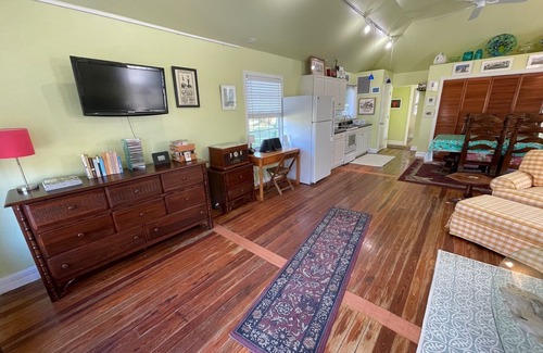 Bokeelia Cottage | Modern Comforts Amidst Palm and Mango Groves – Pet Friendly