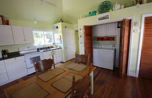 Bokeelia Cottage | Modern Comforts Amidst Palm and Mango Groves – Pet Friendly