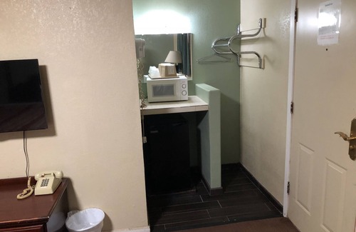 Haskell Hotel | Cozy Haskell Inn with Kitchen & Breakfast Amenities