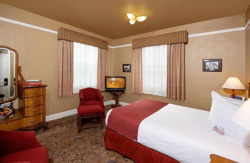 Prescott Hotel | Discover Hassayampa Inn: Eco-Friendly Retreat with Spa