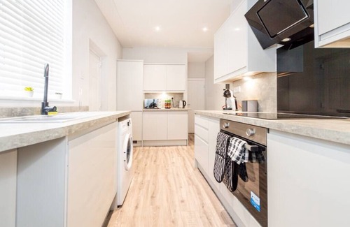 Prestwich House | Pet-Friendly 3-Bed Home with Kitchen & Breakfast Included