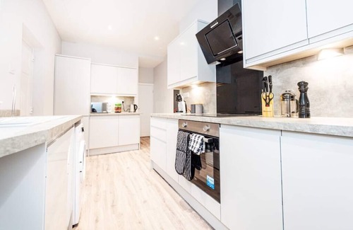 Prestwich House | Pet-Friendly 3-Bed Home with Kitchen & Breakfast Included