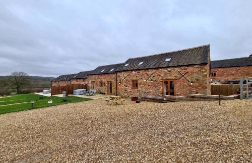 Ashby-de-la-Zouch House | Relaxing Hastings Retreat: Barn Conversions & Private Lake