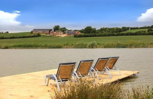 Ashby-de-la-Zouch House | Relaxing Hastings Retreat: Barn Conversions & Private Lake