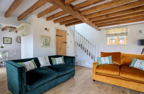 Ashby-de-la-Zouch House | Relaxing Hastings Retreat: Barn Conversions & Private Lake