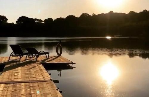 Ashby-de-la-Zouch House | Relaxing Hastings Retreat: Barn Conversions & Private Lake