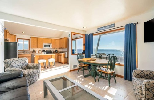 Everett Cottage | Cozy Hat Island Cottage with Ocean View & Pool Access