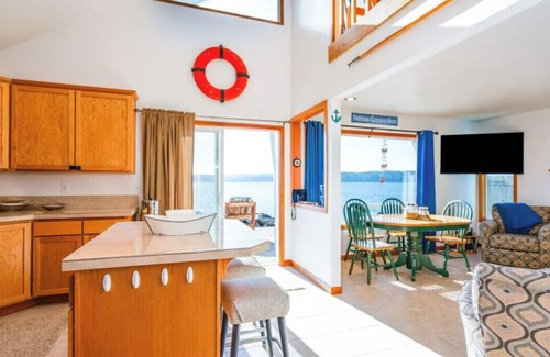 Everett Cottage | Cozy Hat Island Cottage with Ocean View & Pool Access