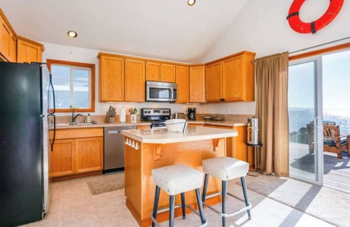 Everett Cottage | Cozy Hat Island Cottage with Ocean View & Pool Access