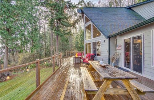 Everett House | Hat Island Home with Oceanfront Views and Pet-Friendly Stay