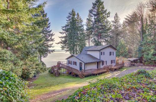 Everett House | Hat Island Home with Oceanfront Views and Pet-Friendly Stay