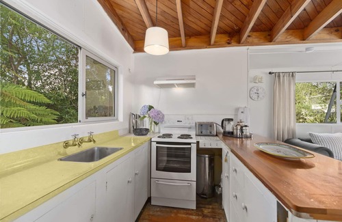 Hatepe House | Hatepe Haven: Family-Friendly Getaway with Kitchen Access