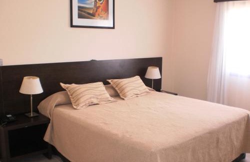 La Criolla Hotel | Discover Hathor Concordia: 4-Star Comfort with Hot Tub