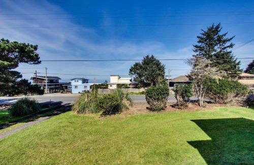 Coos Bay House | Pet-Friendly HATS House: Highly Rated & Family Welcoming