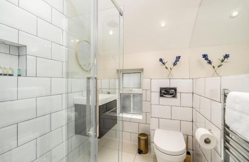Luton Apartment | Discover Hatter's Haven: Your Perfect Getaway Awaits