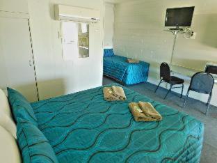 Hatton Vale Hotel | Relax at Hatton Vale Motel with Pool and Ocean Views