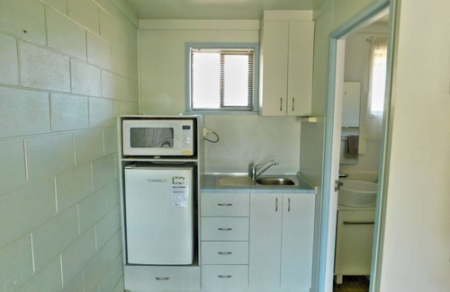 Hatton Vale Hotel | Discover Hatton Vale Motel: Family-Friendly with Pool & Breakfast