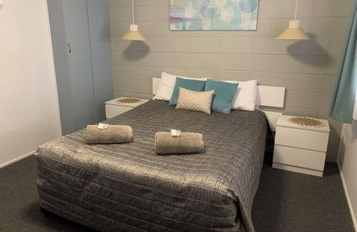 Hatton Vale Hotel | Discover Hatton Vale Motel: Family-Friendly with Pool & Breakfast