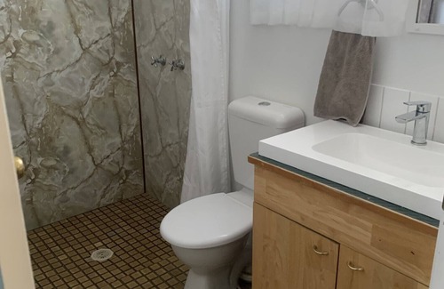 Hatton Vale Hotel | Discover Hatton Vale Motel: Family-Friendly with Pool & Breakfast