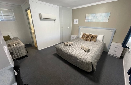 Hatton Vale Hotel | Discover Hatton Vale Motel: Family-Friendly with Pool & Breakfast