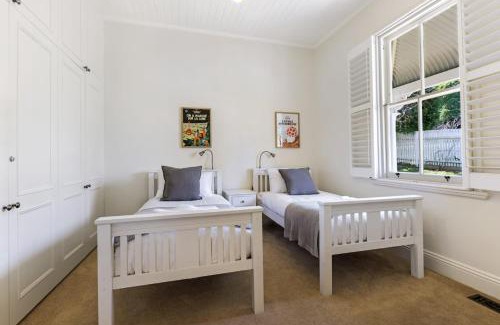 Leura House | Discover Hatton Ville Fireplace Village Near Beautiful Gardens
