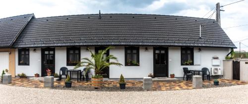 Nagyatad Apartment | Top-Rated Hauptman Apartman: Pet-Friendly with Breakfast
