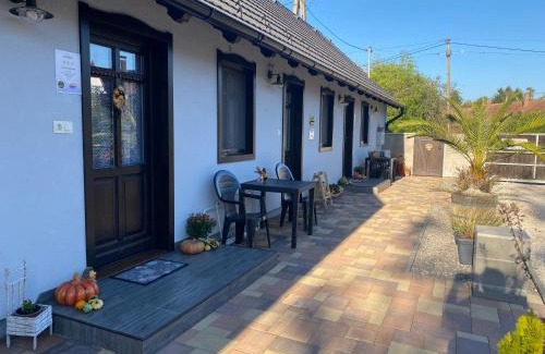 Nagyatad Apartment | Top-Rated Hauptman Apartman: Pet-Friendly with Breakfast
