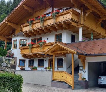 Ramsau am Dachstein Apartment | Guest Rated Haus Bergheim: Family-Friendly with Hot Tub