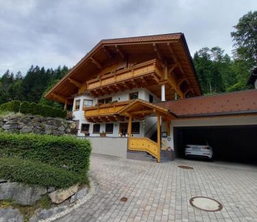 Ramsau am Dachstein Apartment | Guest Rated Haus Bergheim: Family-Friendly with Hot Tub