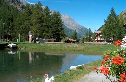 Saas Almagell Apartment | Guest Rated: 9.6, Relax at Haus Alpenrose with Spa & Hot Tub