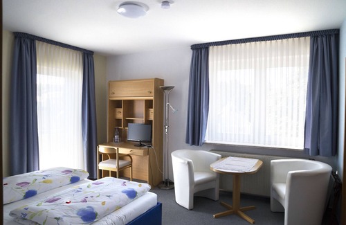 Bad Steben Hotel | Guest Rated 9.6 - Cozy Stay at Haus am Kurpark with Breakfast