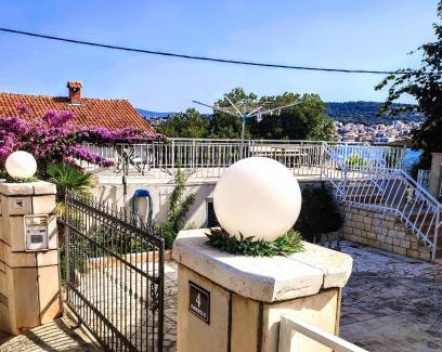 Okrug Gornji Apartment | Pet-Friendly Haus am Meer Vino Vino with Oceanfront Views